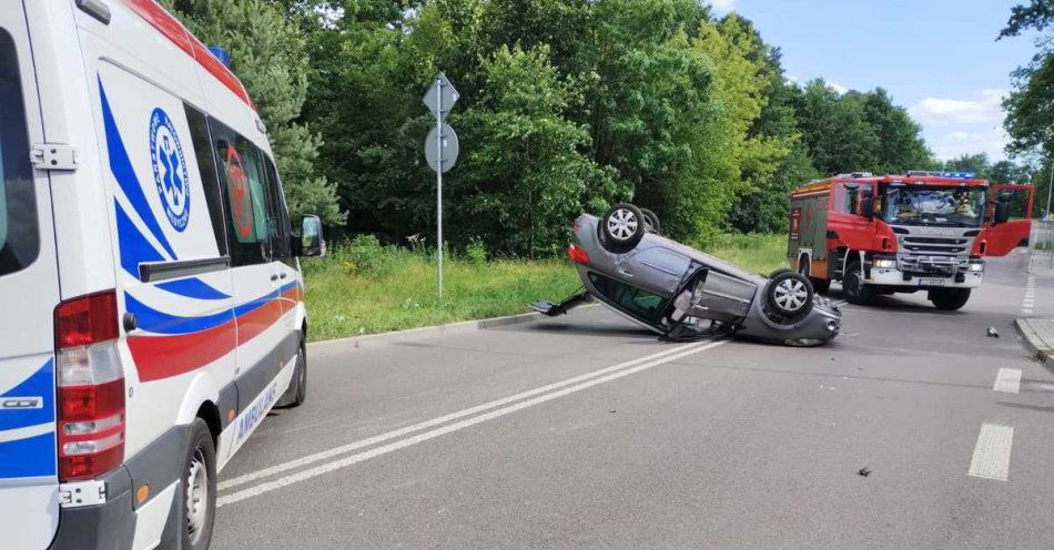 zdjęcie: Niebezpieczne dachowanie Renault w Dęblinie / fot. KPP Ryki