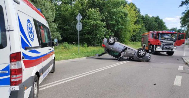 Niebezpieczne dachowanie Renault w Dęblinie