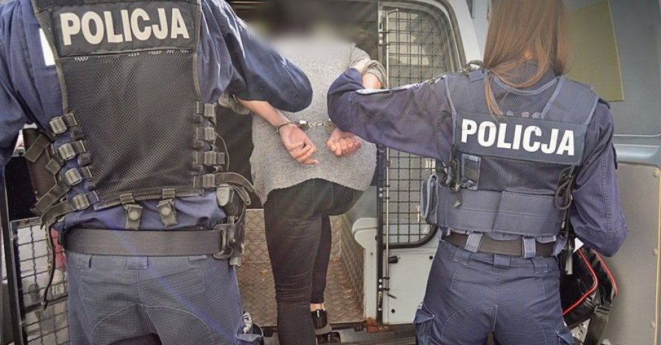 zdjęcie: Tym razem dwoje zatrzymanych przez wałbrzyskich policjantów poszukiwanych. Kobieta wpadła na kradzieży sklepowej, mężczyzna podczas kontroli drogowej / fot. KMP w Wałbrzychu