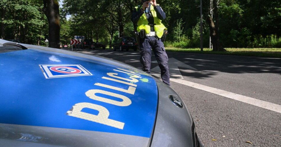 zdjęcie: W czwartek policyjna akcja Prędkość, więcej patroli na drogach będzie też przez długi weekend / fot. PAP