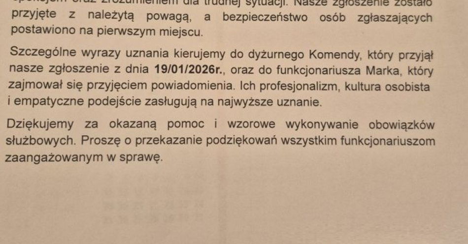 zdjęcie: Mieszkańcy dziękują policjantom za pomoc przy oszustwie / fot. KPP w Kołobrzegu