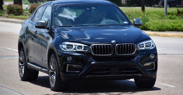 Po kolizji spowodowanej pękniętą oponą okazało się, że kierowca bmw jest poszukiwany