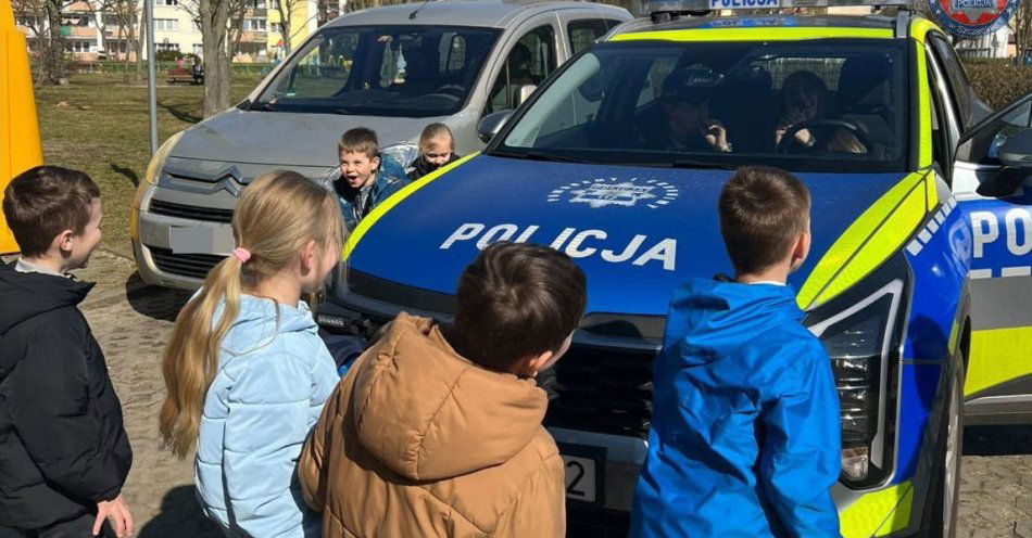 zdjęcie: Policjanci uczyli przedszkolaków zasad bezpieczeństwa / fot. KMP w Szczecinie