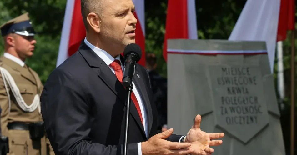 zdjęcie: Prezydent: świat nie będzie lepszy, jeśli nie rozliczy dyktatorów i morderców z tego, co zrobili / Warszawa, 01.08.2026. Obchody 82. rocznicy wybuchu Powstania Warszawskiego. Prezydent RP Karol Nawrocki na uroczystości upamiętnienia Ofiar Rzezi Woli pod tablicą pamiątkową w parku im. Edwarda Szymańskiego w Warszawie, 1 bm. W stolicy trwają obchody 82. rocznicy wybuchu Powstania Warszawskiego - wystąpienia zbrojnego przeciwko okupującym Warszawę wojskom niemieckim, zorganizowanego przez Armię Krajową. (ad) PAP/Paweł Supernak