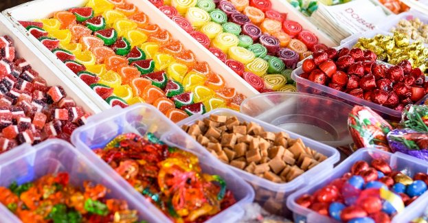 Ze sklepowej półki wziął cukierki, zapłacił za... marchewkę