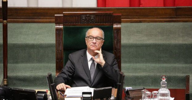 Marszałek Sejmu wykluczył z obrad posłów PiS - Dariusza Mateckiego i Michała Wosia