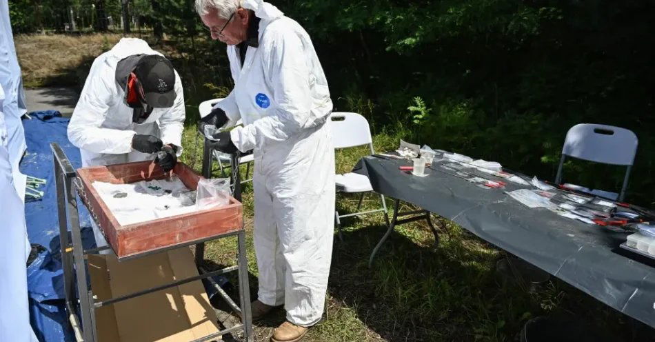 zdjęcie: IPN: szczątki 55 osób odnalezione podczas ekshumacji w Ostrówkach i Woli Ostrowieckiej / Ostrówki, Ukraina, 28.07.2026. Prace ekshumacyjne prowadzone przez IPN w Ostrówkach w obwodzie wołyńskim, 28 bm. Podczas prac ekshumacyjnych w Woli Ostrowieckiej i Ostrówkach na Wołyniu wydobyto szczątki 49 ofiar rzezi wołyńskiej. Na 30 sierpnia na pobliskim cmentarzu planowana jest uroczystość pogrzebowa. (mr) PAP/Wojtek Jargiło