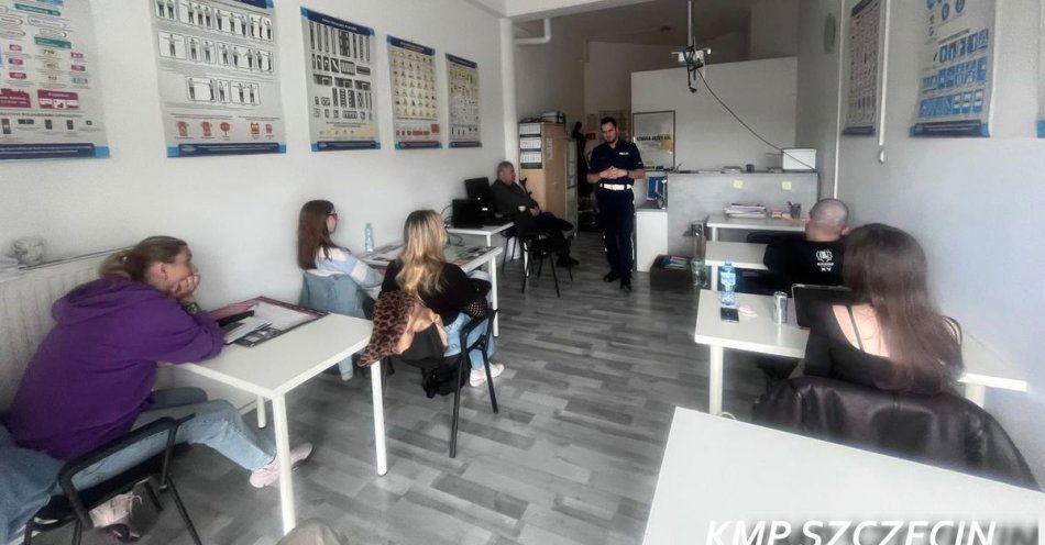 zdjęcie: Spotkanie policjanta szczecińskiej drogówki z kursantami na prawo jazdy / fot. KMP w Szczecinie