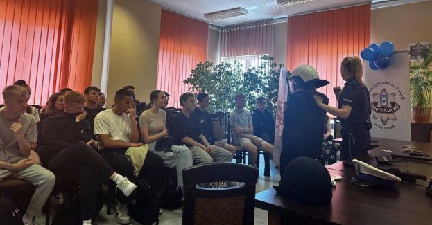Uczniowie technikum odwiedzili kartuską komendę- Zostań Pomorskim Policjantem!