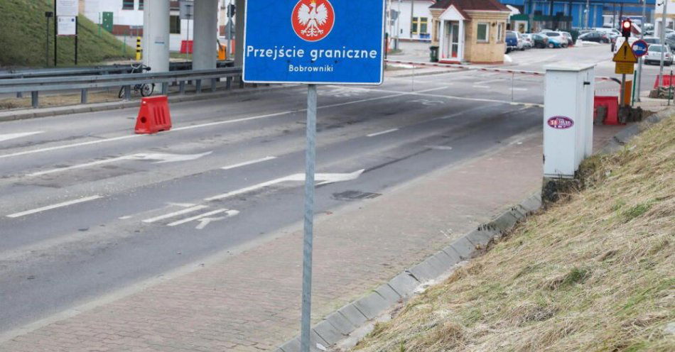 zdjęcie: Tusk: w listopadzie możliwe otwarcie dwóch przejść granicznych z Białorusią / Bobrowniki, 10.02.2023. Zamknięte polsko-białoruskie przejście graniczne w Bobrownikach, 10 bm. Jak poinformował dzień wcześniej szef MSWiA, z uwagi na ważny interes bezpieczeństwa państwa zdecydował o zawieszeniu od godziny 12 w piątek 10 lutego do odwołania ruchu na polsko-białoruskim przejściu granicznym w Bobrownikach. (ar/doro) PAP/Artur Reszko