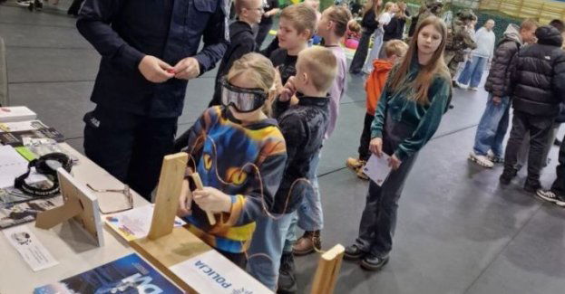 Policja z Czerska zachęca młodzież na Targach Czasu Wolnego