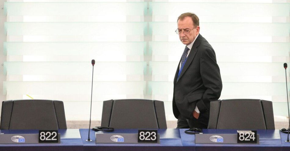 zdjęcie: PG przekazał do europarlamentu wniosek o uchylenie immunitetu Mariusza Kamińskiego / Strasburg, Francja, 16.07.2024. Europoseł PiS Mariusz Kamiński w Parlamencie Europejskim w Strasburgu, gdzie 16 bm. odbywa się pierwsza, po czerwcowych wyborach, sesja plenarna. (aldg) PAP/Leszek Szymański