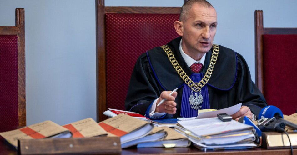 zdjęcie: Czterech mężczyzn skazanych ws. porwania i usiłowania zgwałcenia nastolatka w Śremie / Poznań, 10.04.2026. Sędzia Szymon Szmyt na sali Sądu Okręgowego w Poznaniu, 10 bm. Sąd ma wydać wyrok w procesie przeciwko 5 mężczyznom ws. porwania 16-latka w pierwszej połowie kwietnia 2025 roku w Śremie. Czterem z nich grozi kara do 20 lat pozbawienia wolności, piątemu - oskarżonemu o zwabienie pokrzywdzonego na miejsce porwania - sąd może wymierzyć 5 lat pozbawienia wolności. (sko) PAP/Paweł Jaskółka *** UWAGA!!! ZAKAZ PUBLIKACJI DANYCH OSOBOWYCH OSKARŻONYCH! ***