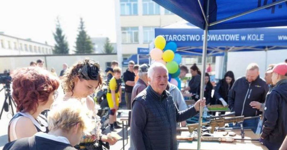 zdjęcie: Promocja zawodu podczas pikniku sportowo-motoryzacyjnego w ZST Koło / fot. KPP Koło