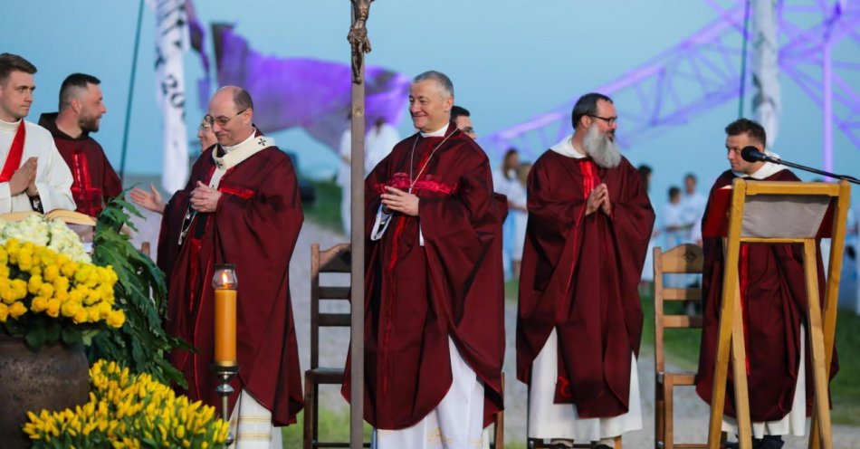 zdjęcie: Papież mianował bp. Artura Ważnego ordynariuszem sosnowieckim / fot. PAP