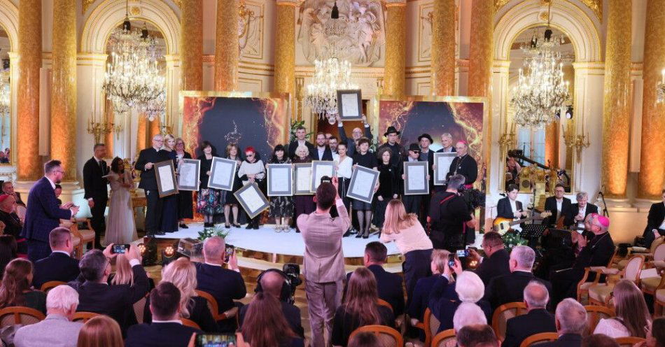 zdjęcie: Nagrody Totus Tuus 2025 rozdane; wśród laureatów m.in. Fundacja Małych Stópek / Warszawa, 11.10.2025. Laureci statuetek podczas gali wręczenia nagród Totus Tuus 2025 w ramach obchodów XXV Dnia Papieskiego na Zamku Królewskim w Warszawie, 11 bm. Fundacja 