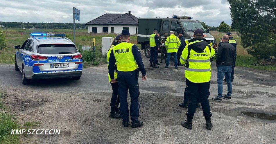 zdjęcie: Zabezpieczenie niewybuchu z czasów II wojny światowej - wspólna akcja Policji i Straży Miejskiej w Szczecinie / fot. KMP w Szczecinie