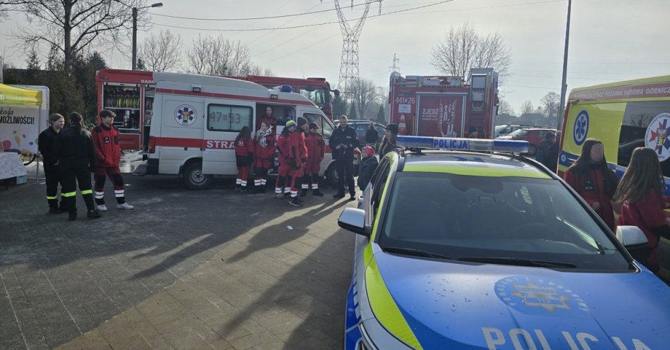 zdjęcie: Dąbrowscy policjanci zagrali z WOŚP i przekazali voucher / fot. KMP w Dąbrowie Górniczej