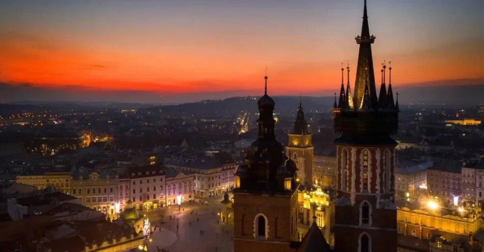 zdjęcie: 24 komitety zgłoszone w przedterminowych wyborach prezydenta Krakowa / Kraków, 10.01.2021. Widok z drona na Kościół Mariacki, Sukiennice, Ratusz i Rynek Główny oraz zachód słońca nad Krakowem, 10. bm. (łg/dw) PAP/Łukasz Gągulski