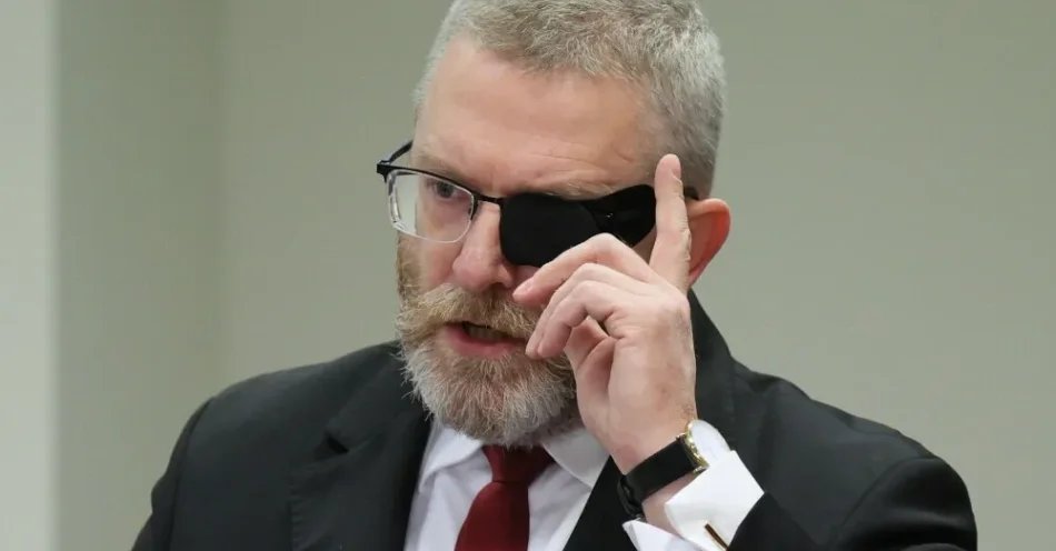 zdjęcie: Korneluk: Braun usłyszał w czwartek w Prokuraturze Okręgowej w Warszawie zarzuty popełnienia czterech przestępstw / Warszawa, 13.04.2026. Prezes Konfederacji Korony Polskiej, europoseł Grzegorz Braun w Sądzie Rejonowym dla Warszawy Pragi - Południe, 13 bm. W sądzie zaplanowana jest kolejna rozprawa Grzegorza Brauna w sprawie m.in. zgaszenia przez niego świec chanukowych w Sejmie w grudniu 2023 r. (sko) PAP/Paweł Supernak