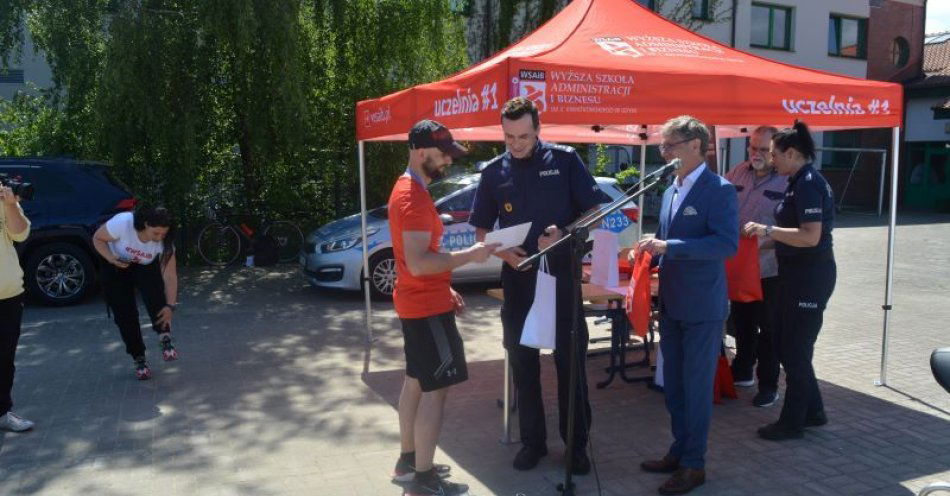 zdjęcie: Gdyńscy policjanci oraz studenci wzięli udział w zawodach sportowych pn ,,Zmierz się z Historycznym Policjantem”. / fot. KMP w Gdyni