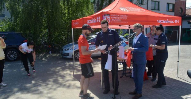 Gdyńscy policjanci oraz studenci wzięli udział w zawodach sportowych pn ,,Zmierz się z Historycznym Policjantem”.