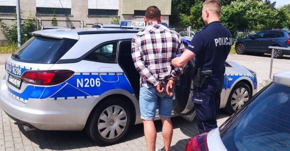 zdjęcie: Został zatrzymany do kontroli bo przekroczył dozwoloną prędkość. Okazało się, że nie miał uprawnień do kierowania pojazdami oraz był poszukiwany. / fot. KMP w Gdyni