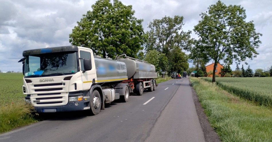 zdjęcie: Kolizja scanii i ciągnika z siewnikiem w Witowie (pow. radziejowski) / fot. KPP w Radziejowie