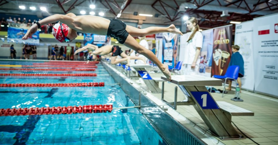 zdjęcie: Ruszyły ostatnie w tym roku zawody Otylia Swim Cup. Pół tysiąca młodych pływaków rywalizuje w Dębicy / fot. Bartek Syta