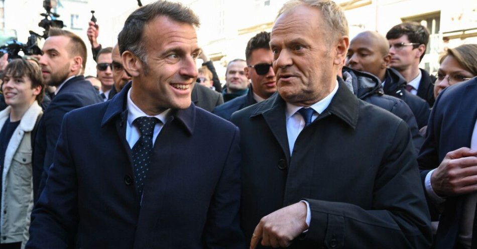 zdjęcie: Prezydent Macron w Gdańsku na międzyrządowym szczycie z okazji Dnia Przyjaźni Polsko-Francuskiej / Gdańsk, 20.04.2026. Premier Donald Tusk (P-front) i prezydent Francji Emmanuel Macron (L-front) podczas powitania w Gdańsku, 20 bm. Politycy wezmą udział w I Polsko-Francuskim Szczycie Międzyrządowym. Spotkanie realizuje postanowienia Traktatu o wzmocnionej współpracy i przyjaźni między Polską a Francją, podpisanego 9 maja 2025 r. w Nancy. Rozmowy będą dotyczyć m.in. relacji dwustronnych Polski i Francji, wyzwań dla bezpieczeństwa w Europie, a także relacji sojuszniczych i transatlantyckich. 20 