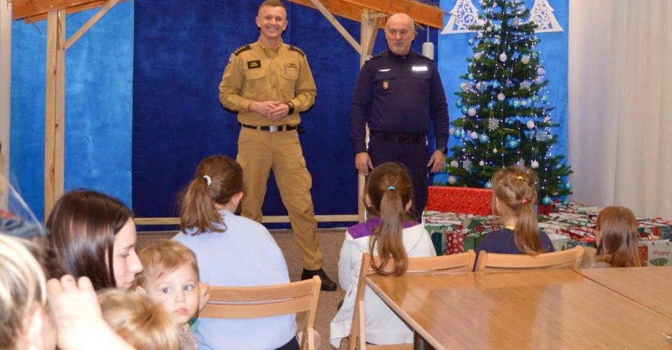 zdjęcie: Mundurowi obdarowali wychowanków Naszego Domu / fot. KPP Krasnystaw