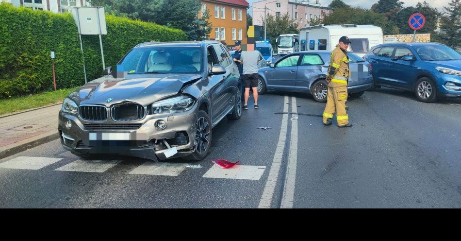 zdjęcie: Zderzenie 4 pojazdów na ul. Mrongowiusza w Mrągowie / fot. KPP w Mrągowie