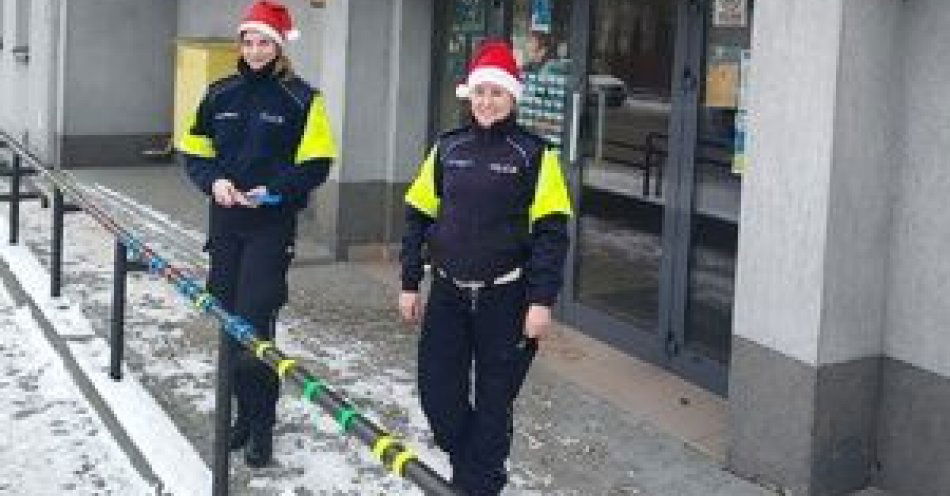 zdjęcie: Odblaski od rawskich policjantów na mikołajki / fot. KPP w Rawie Mazowieckiej