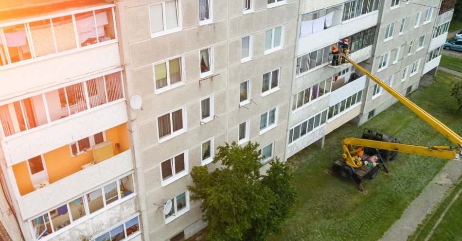 zdjęcie: Po pożarze w mieszkaniu w bloku dwie osoby w szpitalu, 10 ewakuowanych / v6904520