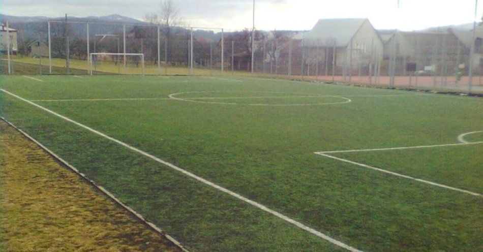 zdjęcie: Amatorskie ligi piłkarskie Warszawy - jak znaleźć swoją boiskową przestrzeń / Boisko Orlik do piłki nożnej – typowy kompleks sportowy w polskich miastach