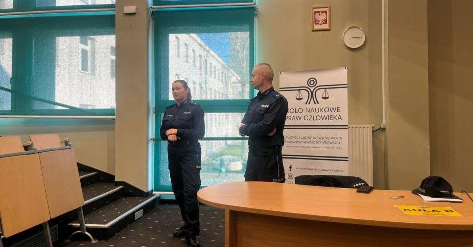 zdjęcie: Policjanci z Opola uczą studentów przeciwdziałać przemocy domowej / fot. KMP Opole