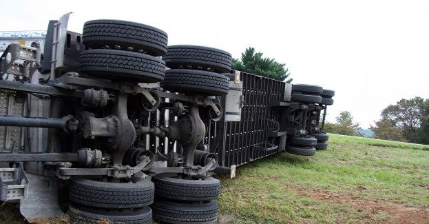 A2 w kierunku Świecka zablokowana na czas podnoszenia wywróconej ciężarówki