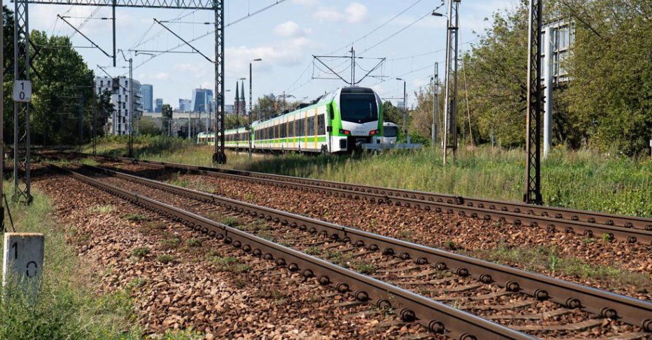 zdjęcie: Doszło do uszkodzenia sieci trakcyjnej w Warszawie; poważne utrudnienia w ruchu pociągów / fot. PAP