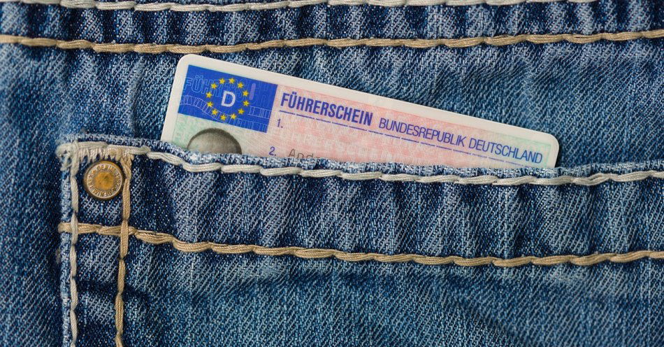 zdjęcie: Policyjny pościg za kierującym renault – uciekał, bo nie miał prawa jazdy / pixabay/3605411