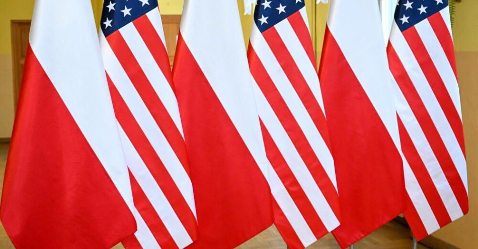 zdjęcie: Sondaż dla WP: 54,5 proc. Polaków sceptycznie o USA jako stabilnym gwarancie ochrony naszego kraju / Przemyśl, 27.03.2023. Uroczystość odsłonięcia tablicy upamiętniającej rodzinę Brzezińskich, 27 bm. na budynku szkoły Podstawowej Nr 1 im. Henryka Sienkiewicza w Przemyślu. (dd/ibor) PAP/Darek Delmanowicz