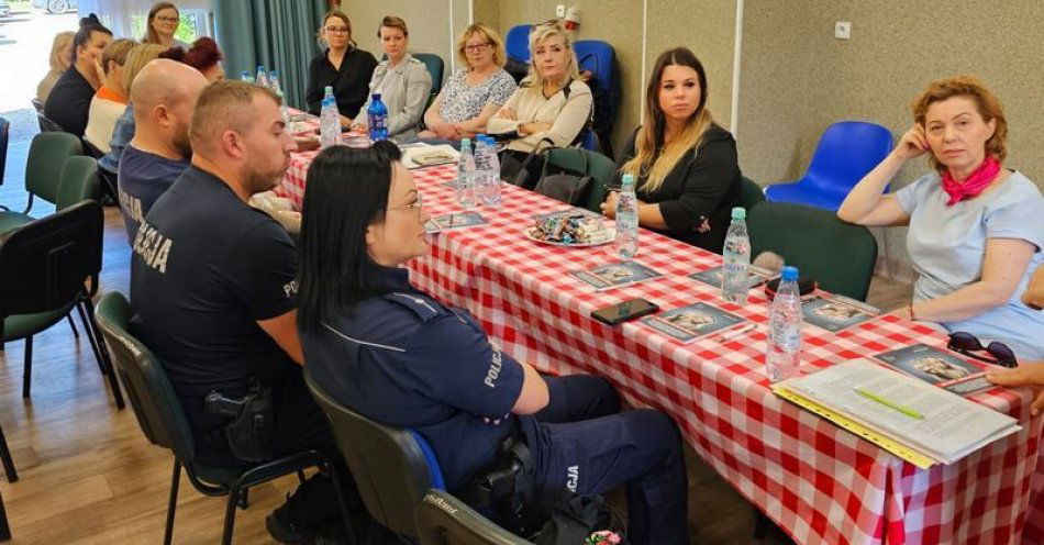 zdjęcie: Dzierżoniowscy dzielnicowi brali udział w szkoleniu mającym na celu zmniejszenie zjawiska przemocy domowej / fot. KPP w Dzierżonowie