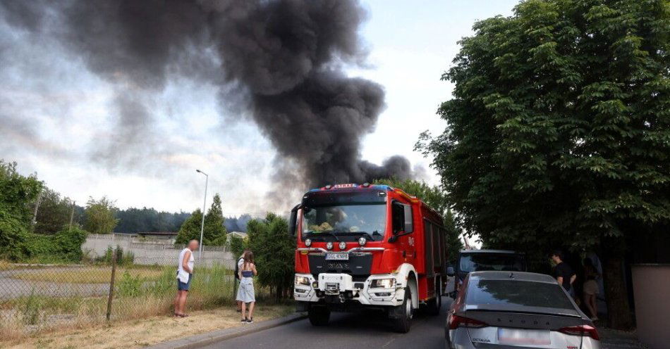 zdjęcie: Pożar hurtowni ze sprzętem elektrycznym w Kędzierzynie-Koźlu / fot. PAP