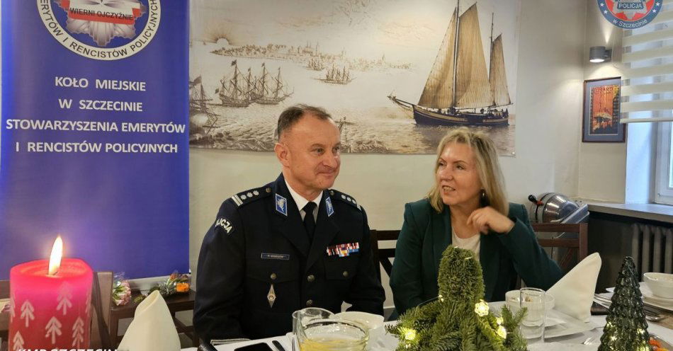 zdjęcie: Policyjni emeryci spotkali się na świątecznej wigilii / fot. KMP w Szczecinie