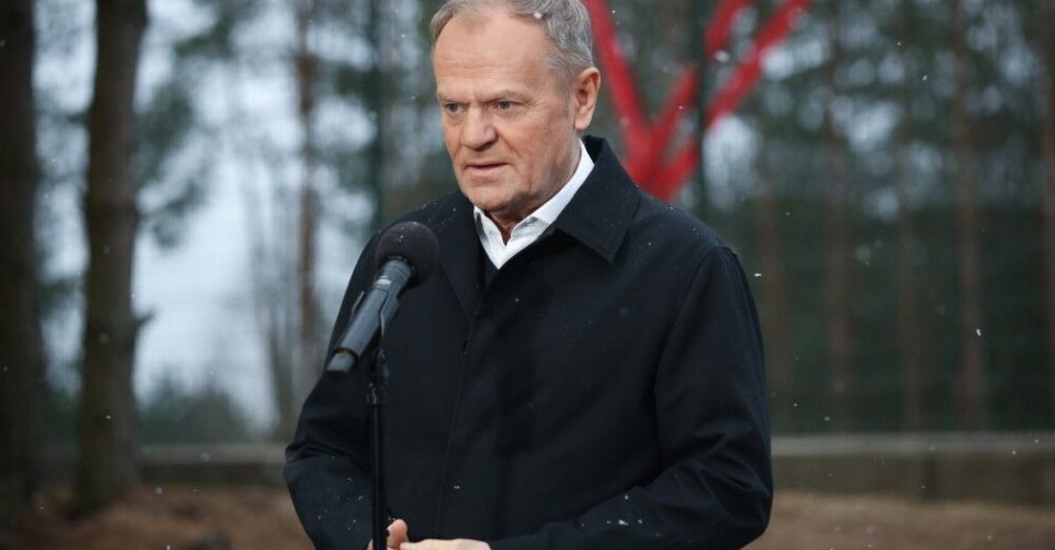 zdjęcie: Premier na granicy z Białorusią: ktoś musi czuwać, by ktoś mógł świętować / Ozierany Wielkie, 23.12.2025. Premier Donald Tusk podczas konferencji prasowej na granicy polsko-białoruskiej w miejscowości Ozierany Wielkie, 23 bm. Wcześniej, premier wziął udział w odprawie z funkcjonariuszami, pełniącymi służbę na granicy z Białorusią. (jm) PAP/Artur Reszko