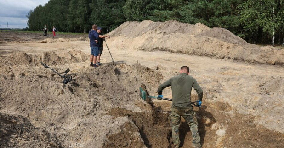 zdjęcie: We wsi Walewice odnaleziono kolejne fragmenty bombowca PZL-37 „Łoś