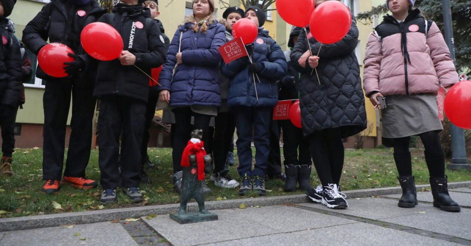 zdjęcie: Figurki niedźwiadków i miejskie rzeźby z czerwonymi szaliczkami w Białymstoku w ramach akcji 