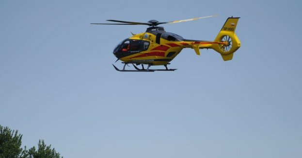 Ratownicy pomogli mężczyźnie tonącemu w Jeziorze Zegrzyńskim; śmigłowiec LPR zabrał go do szpitala