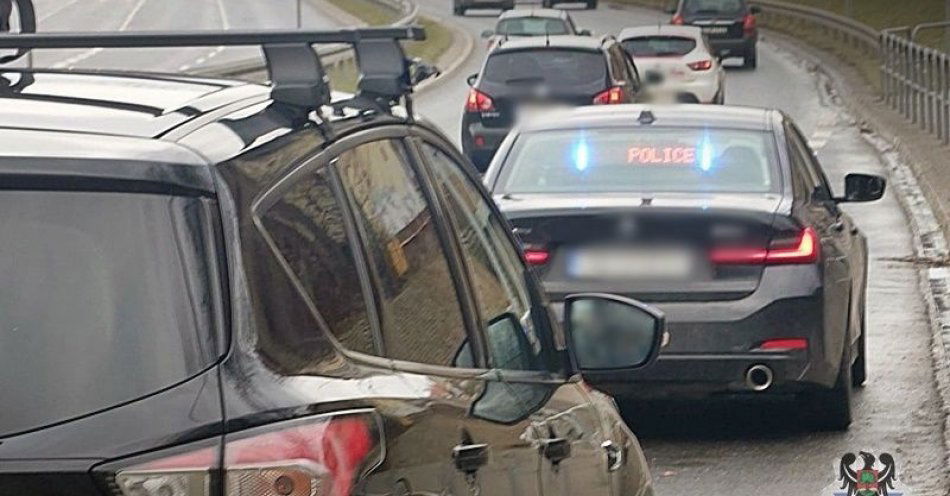 zdjęcie: Zaczęło się od przekroczenia dozwolonej prędkości, a zakończyło zatrzymanym prawem jazdy. Wszystko przez alkohol / fot. KMP w Wałbrzychu
