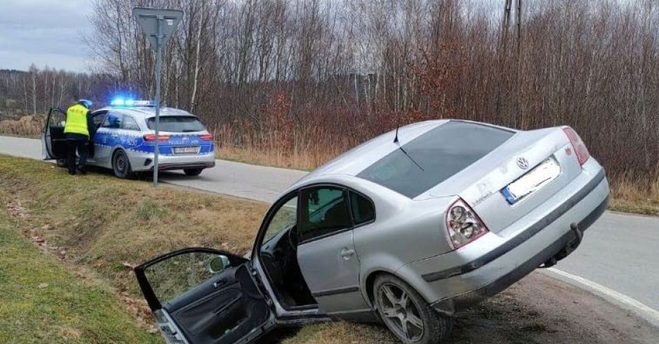 zdjęcie: Doprowadził do kolizji – był poszukiwany, miał sądowy zakaz prowadzenia samochodów i uciekł z miejsca darzenia / fot. KPP w Szydłowcu