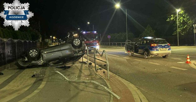 Dachowanie osobówki w Aleksandrówce. 18-latek trafił do szpitala